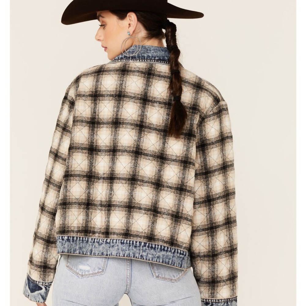 •Denim jacket
•Plaid design
•Collared neck
•Button front